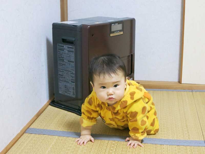 リビングで遊ぶ赤ちゃん