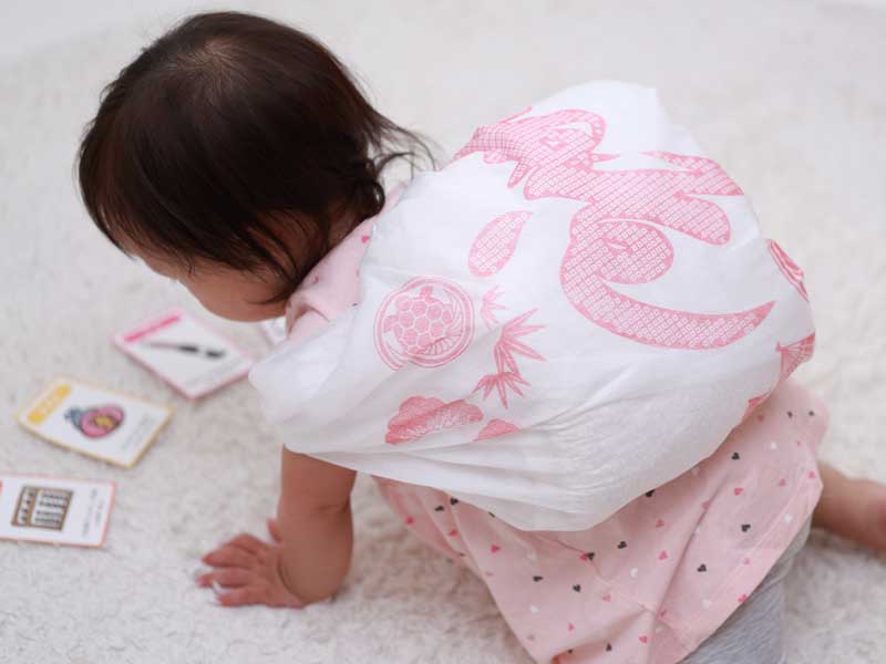 1歳の誕生日の女の子