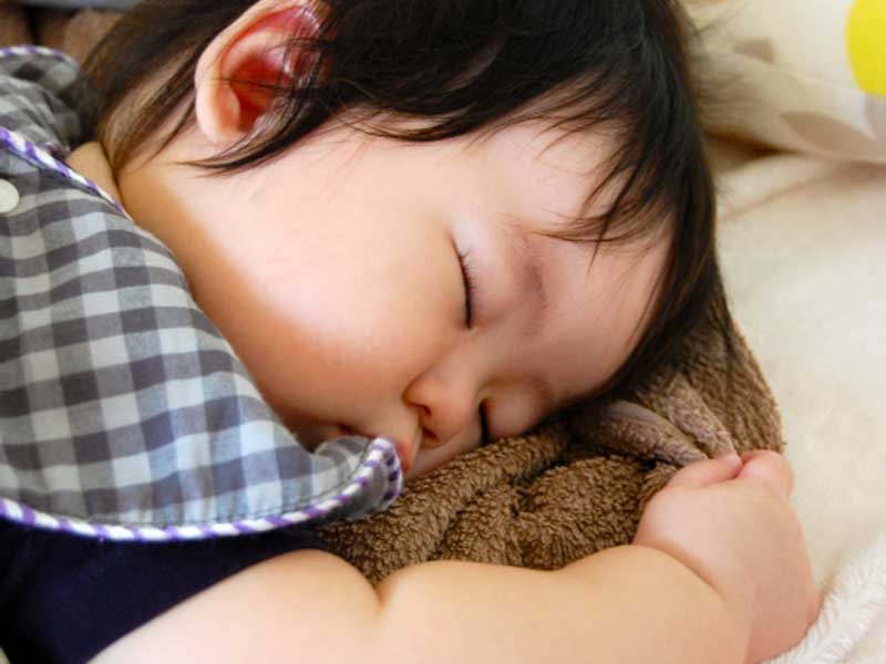 気持ちよさそうに寝る赤ちゃん