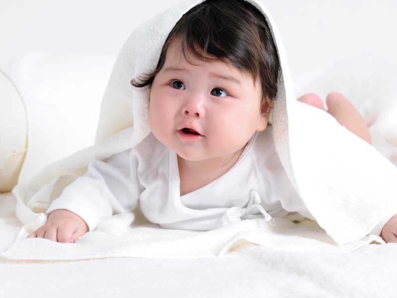 うつ伏せする赤ちゃん