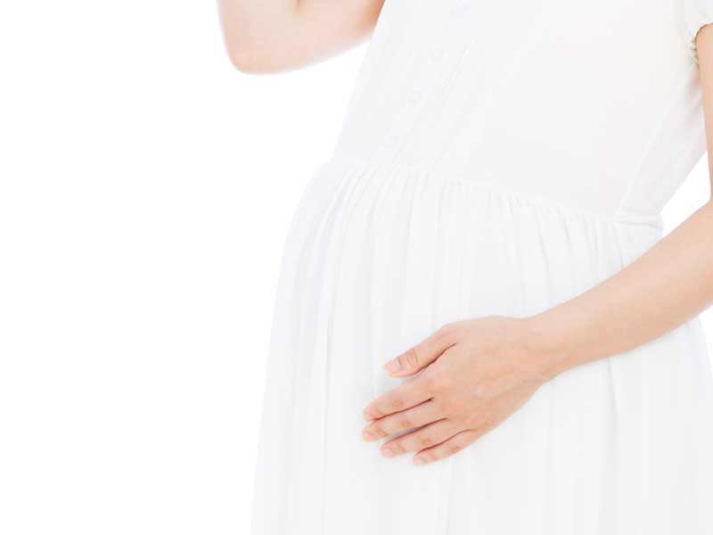 お腹を触る妊婦さん