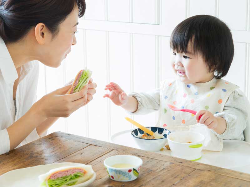 食事をしている親子