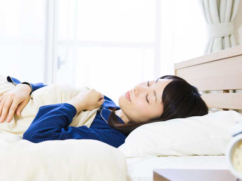 仰向けで寝るお母さん