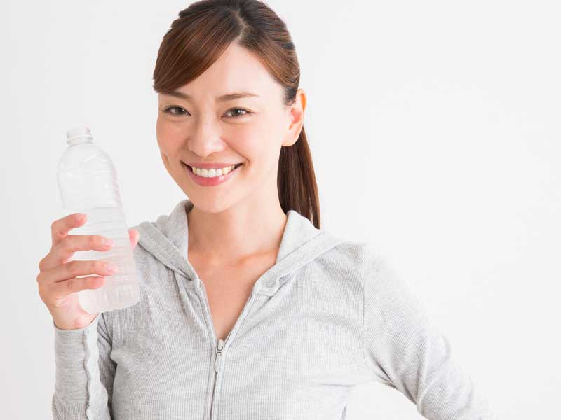 運動後に水を飲むお母さん