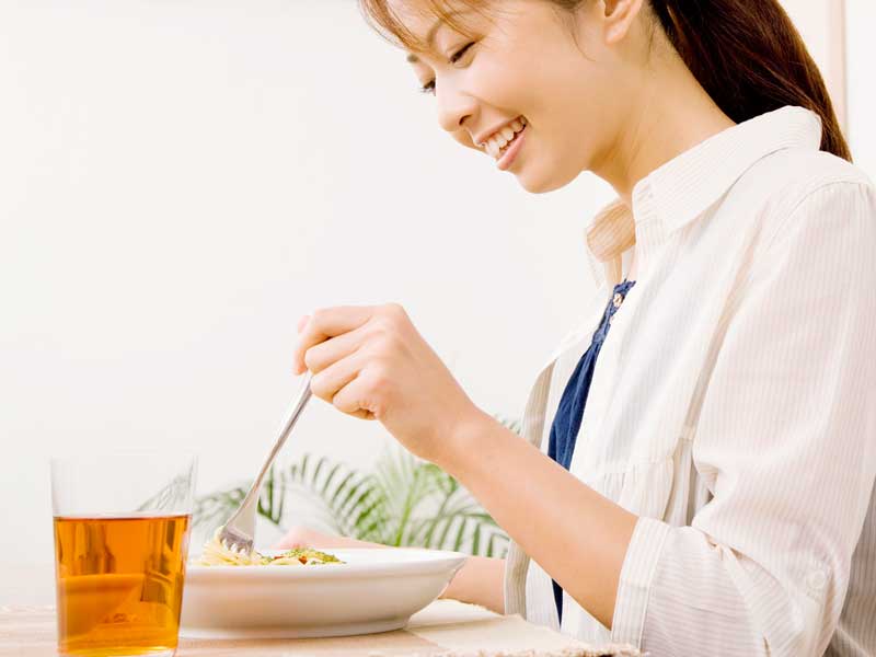 食事をしているお母さん