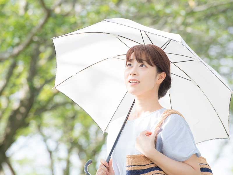 日傘をさす妊婦さん