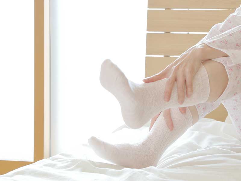 靴下を履いている妊婦さんの足