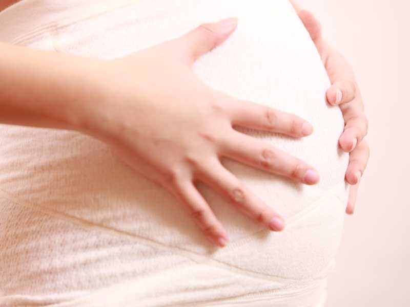 腹巻をしている妊婦さん
