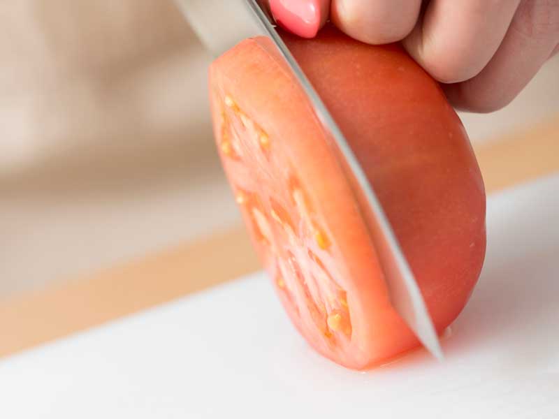 トマトを切るお母さんの手