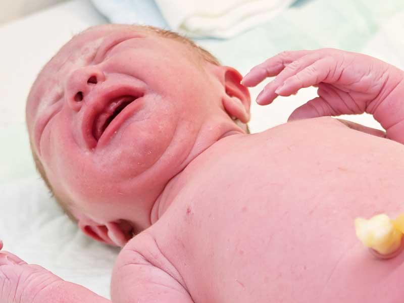 助産院で生まれたばかりの赤ちゃん