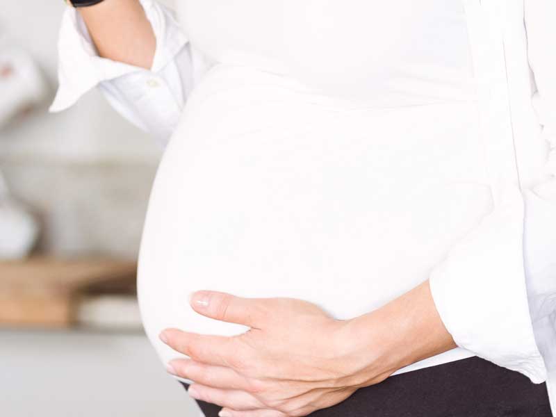 お腹を触る妊婦さん