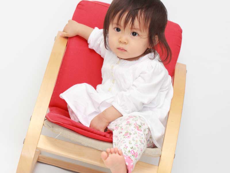 椅子に座っている女の子