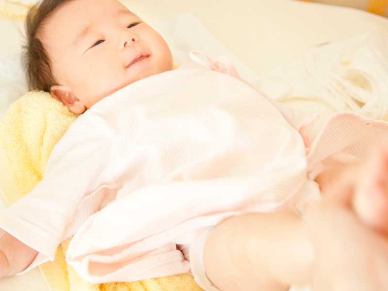 オムツ交換されている赤ちゃん