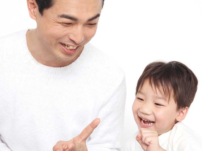 子供と遊んでいるパパ