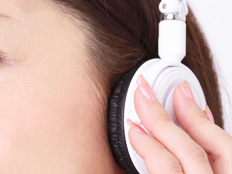 音楽を聴いている妊婦さん