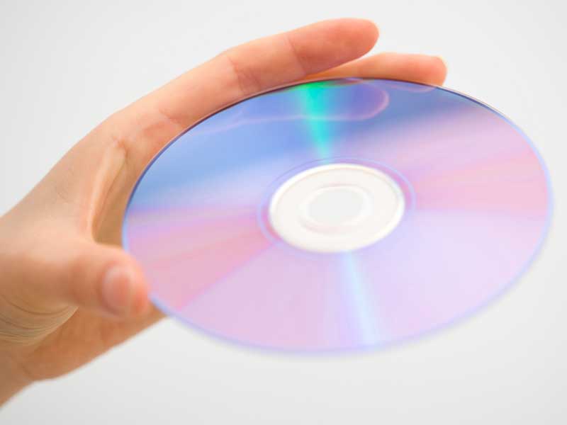 DVDを持つ女性の手
