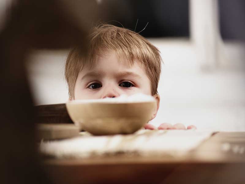 見つめる男の子
