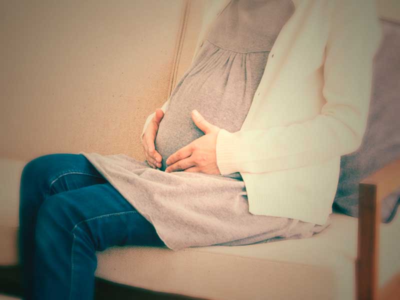 お腹を触る妊婦さん