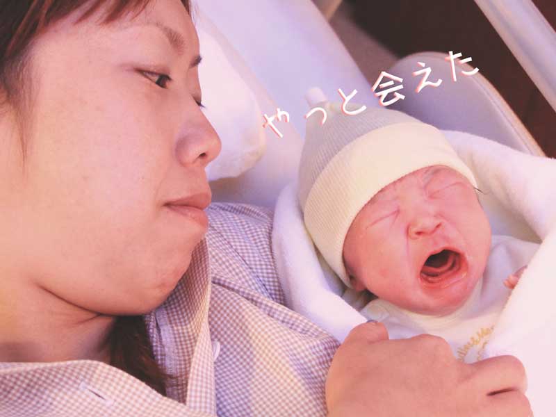 出産を終えたばかりのママと新生児