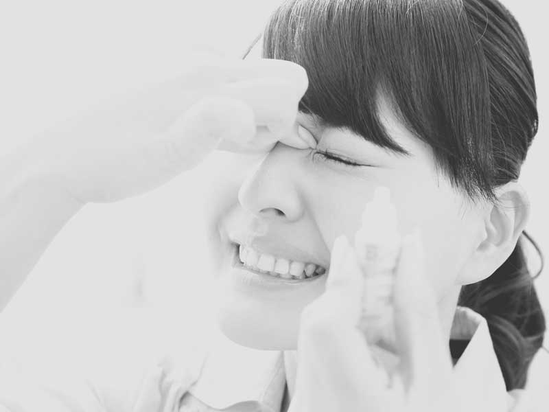 目薬をさすお母さん