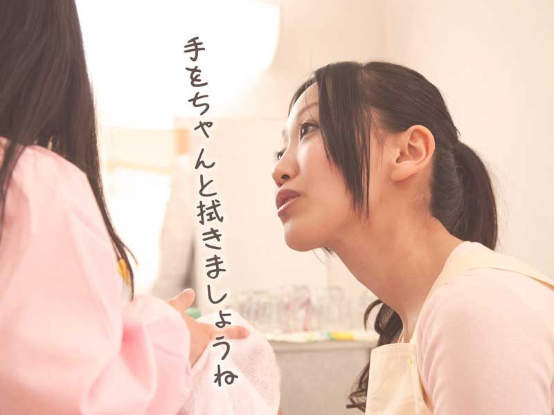 手を拭く女の子とお母さん