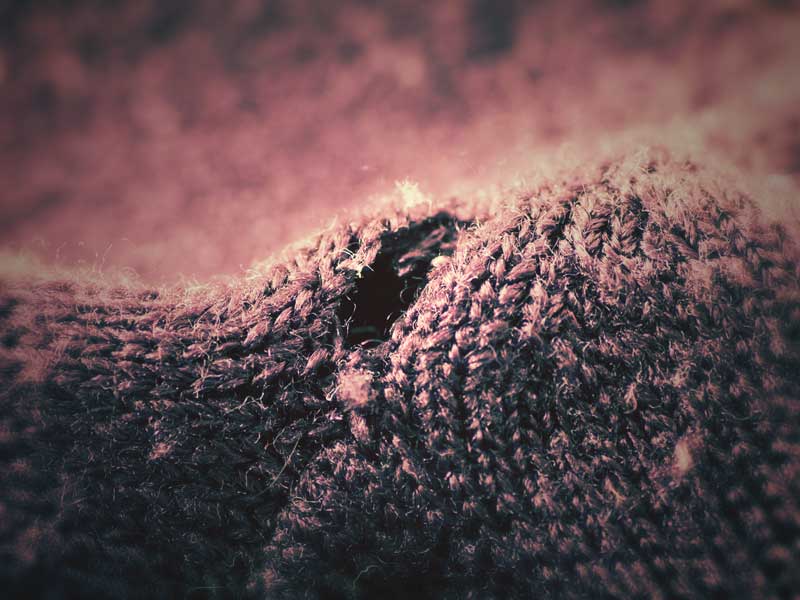 穴が開いたセーター