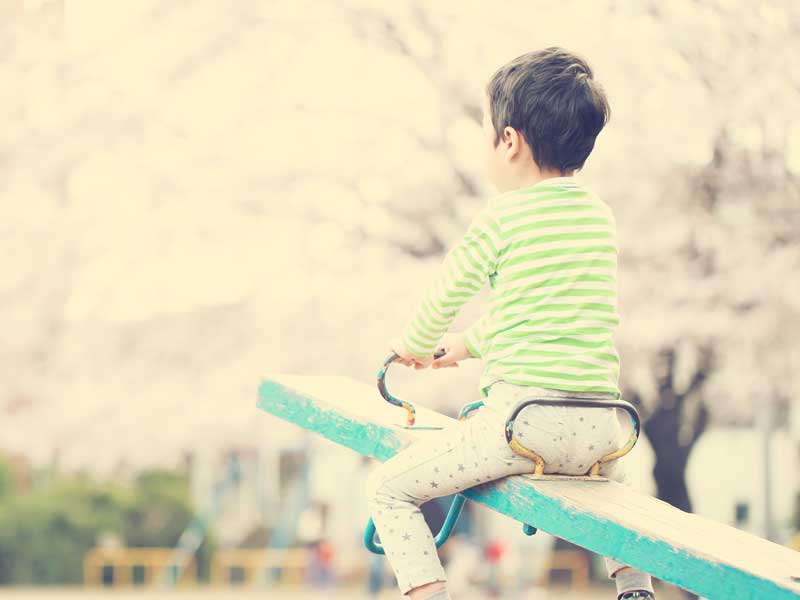公園で遊ぶ幼児