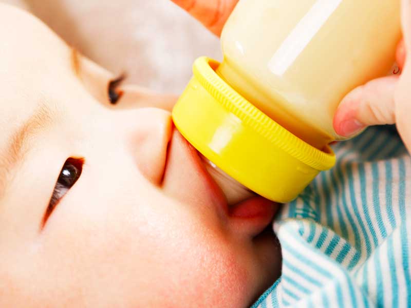哺乳瓶でミルクを飲む赤ちゃん