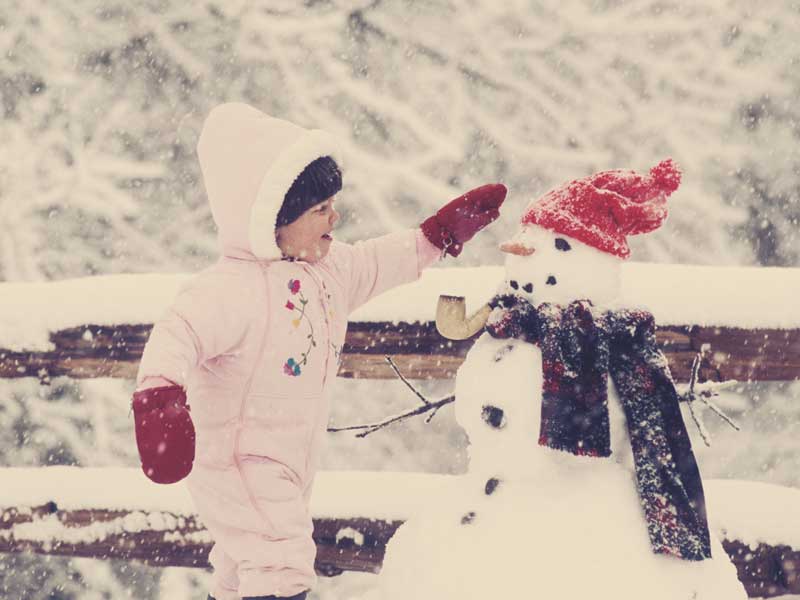 雪だるまを作る子供