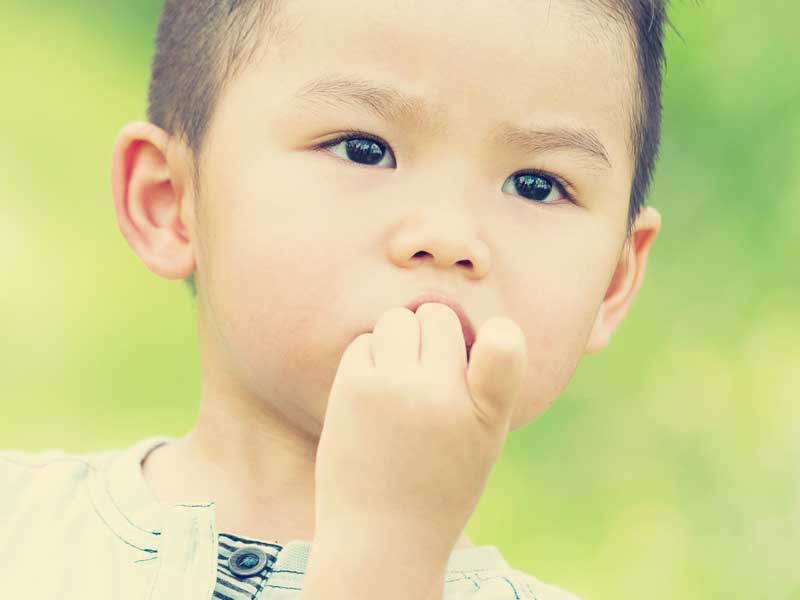 指吸いをしている子供