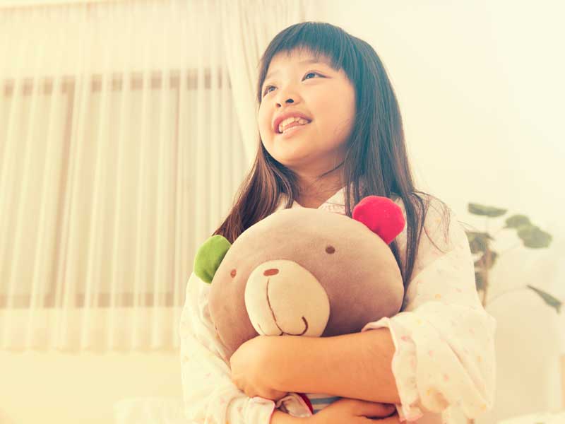 ぬいぐるみを抱っこする女の子