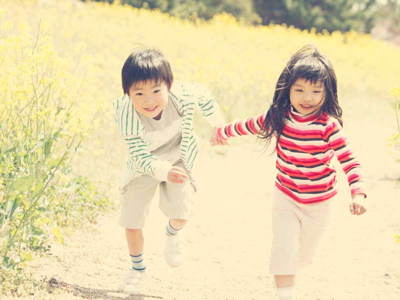 公園で遊ぶ子供達