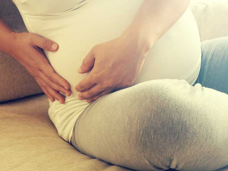 足の付け根が痛む妊婦さん