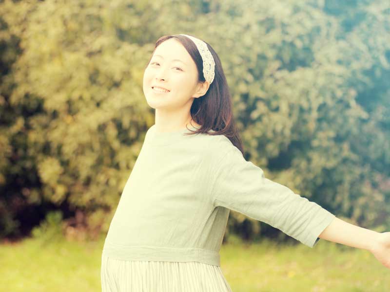 公園で散歩する妊婦さん