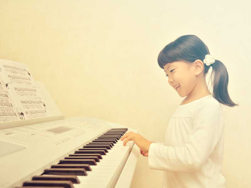ピアノの練習をしている女の子