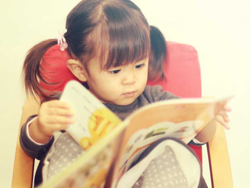 絵本を読んでいる女の子