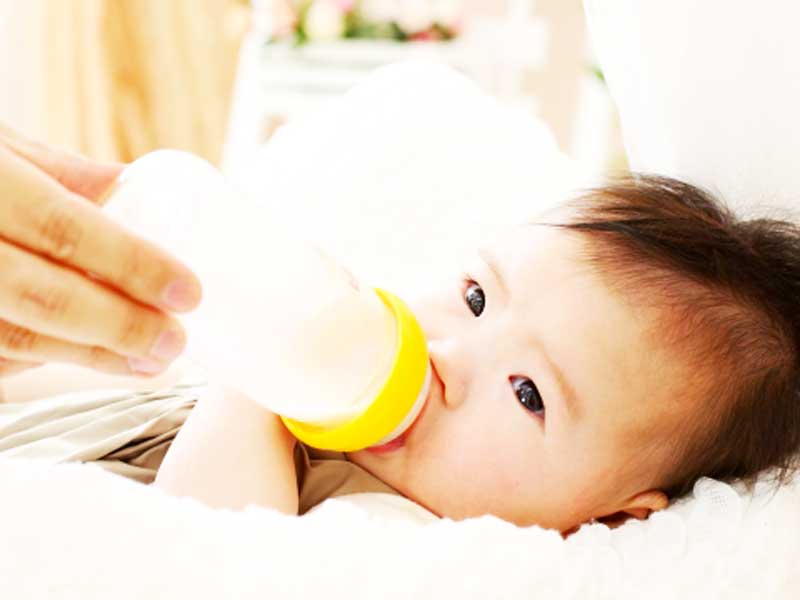 哺乳瓶でミルクを飲んでいる赤ちゃん