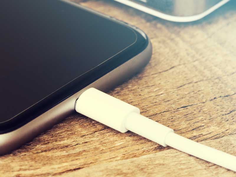 充電をしているスマートフォン