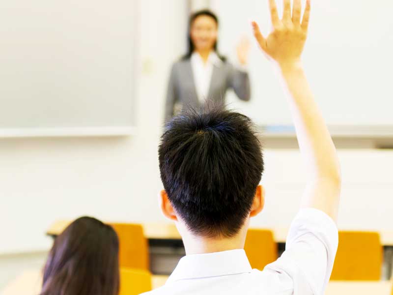 授業中の中学生