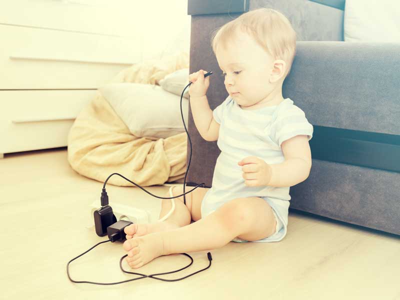電気コードで遊ぶ赤ちゃん