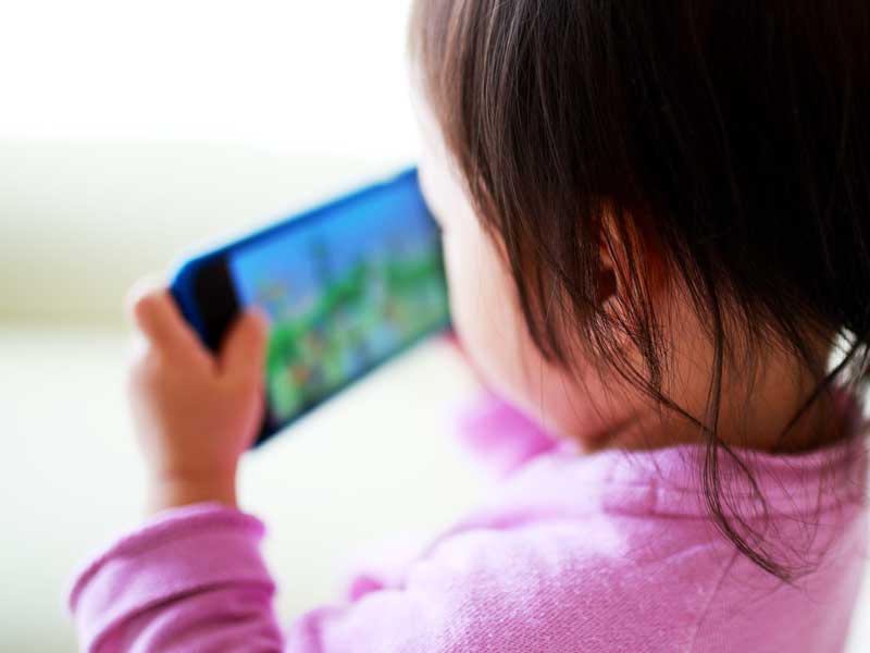 ママのスマホで遊ぶ一歳児