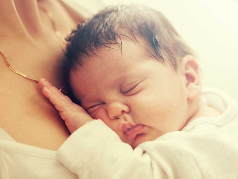ママに抱っこされて寝ている赤ちゃん
