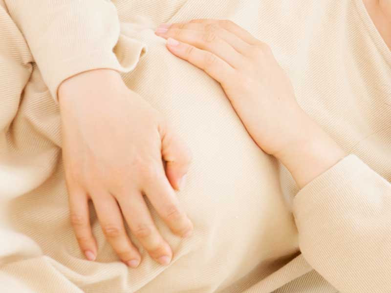 お腹を触る妊婦さんの手