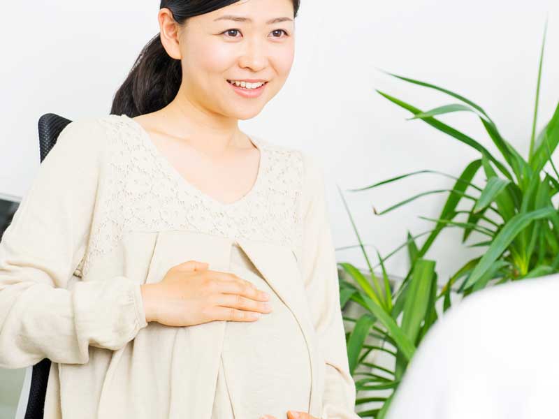 病院で検査する妊婦さん