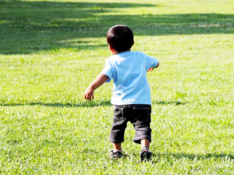 芝の上で走る男の子