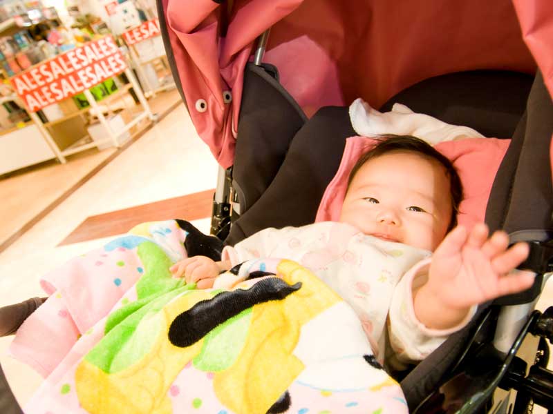 お出かけする赤ちゃん