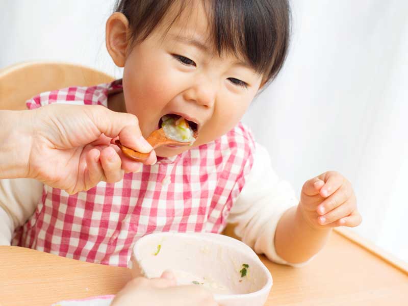 離乳食を食べる赤ちゃん