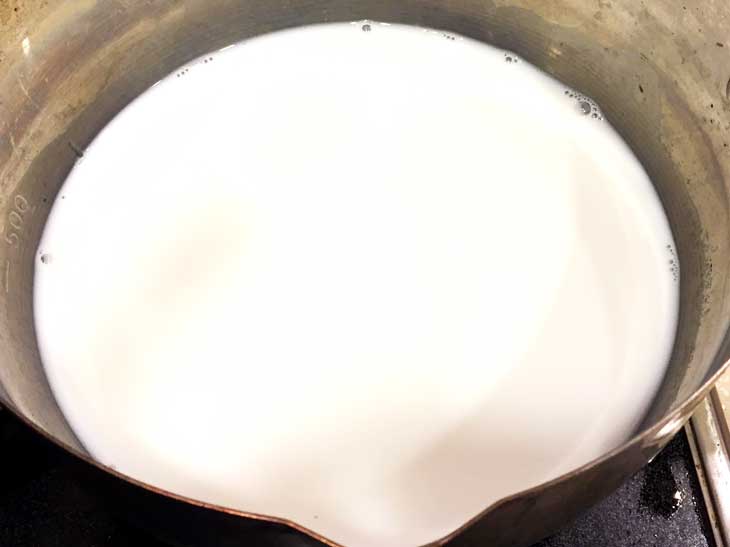 牛乳と寒天パウダーを煮ている鍋