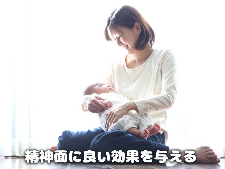 新生児を抱っこする笑顔のママ