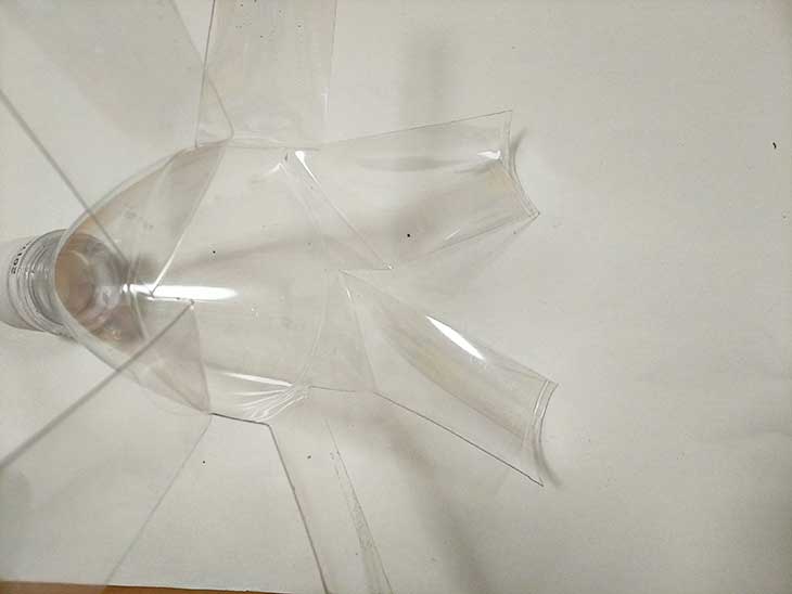 円筒形のペットボトルで作った風車の羽根